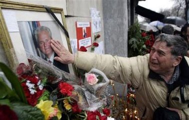 (图)一名前南联盟总统米洛舍维奇的支持者在他的遗像旁悼念