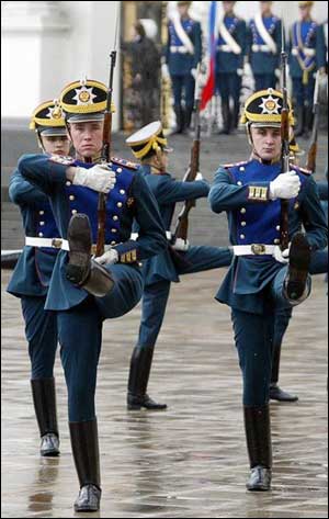 俄罗斯卫戍部队总统团士兵进行列队表演 (组图)