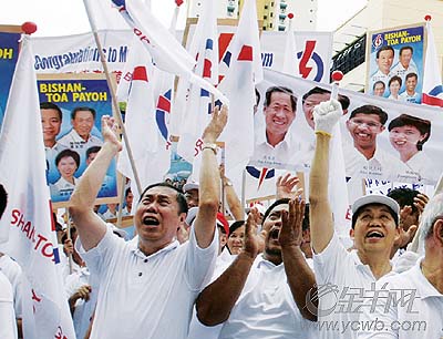 上图:新加坡总理,人民行动党领袖李显龙的支持