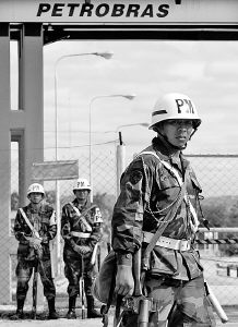 玻利维亚调军队撵外国能源公司