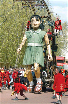 科幻小说之父凡尔纳科幻作品在伦敦街头表演