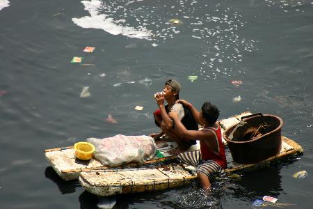 菲律宾贫困儿童河面打捞垃圾补贴家用(组图)
