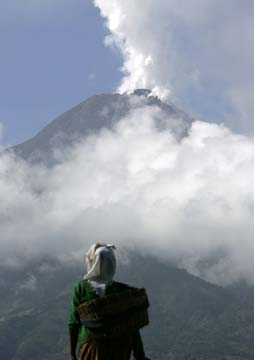 默拉皮火山一天四喷 造成3000多人患病1人死