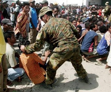 东帝汶暴徒带弯刀与当局对抗 死亡人数升