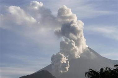 印尼默拉皮火山喷出熔岩与浓烟(组图)