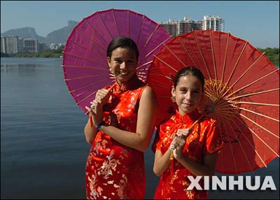巴西姑娘湖边中式旗袍秀 庆祝中国端午节(组图
