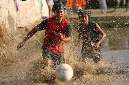 印尼泥地足球比赛庆祝印尼独立日(体育新闻优秀奖单幅)