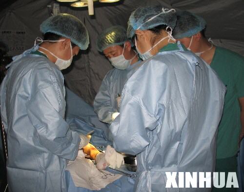 中国救援队为印尼灾民实施腿部接骨手术
