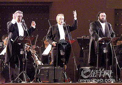 2001年6月,帕瓦罗蒂与多明戈,卡雷拉斯在北京紫禁城前广场联袂演出