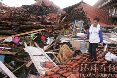 印尼海啸死亡人数升至339人 父母苦寻孩子下落