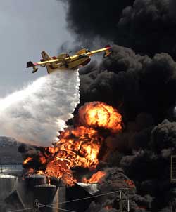希腊化工厂发生火灾 派出消防飞机为化学品储