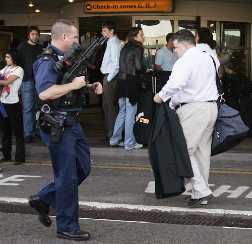 英国警察在伦敦希思罗机场警戒