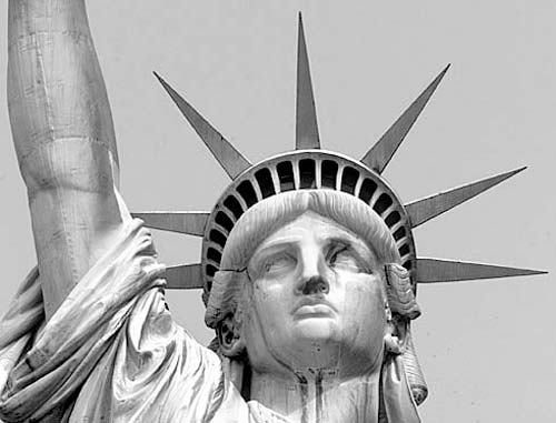 2001年"9·11"恐怖袭击后,出于安全考虑,自由女神像曾经完全关闭.