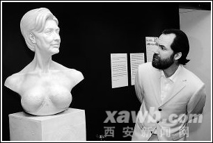 希拉里半裸雕像亮相性博物馆(图)