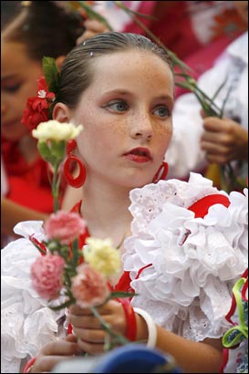 西班牙安达卢西亚少女穿传统服饰参加花之战