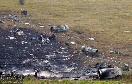 俄初步报告称失事飞机被闪电击中坠落(图)
