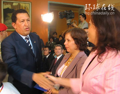 组图：委内瑞拉总统查韦斯会见中外记者