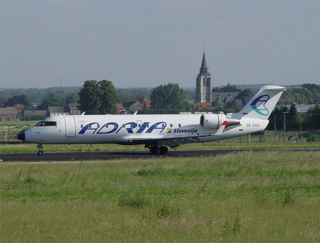 资料图片：机场跑道上的CRJ-100型客机