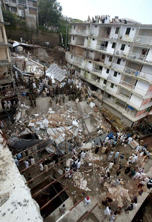 巴基斯坦地震受损楼房倒塌10余人被困(图)