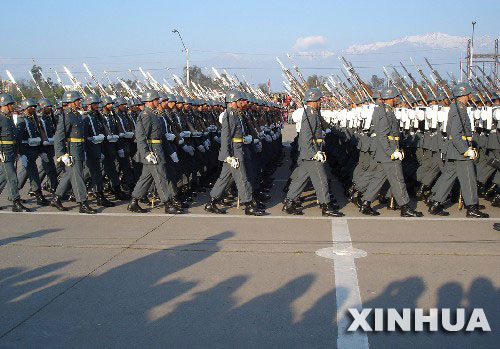9月19日,在智利首都圣地亚哥举行的阅兵式上,智利陆军官兵接受检阅.