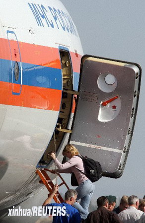 图文：妇女登上俄罗斯紧急情况部派出的飞机