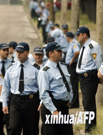 图文：格鲁吉亚警察在格首都俄军司令部外巡逻