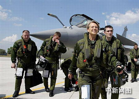 7月11日,法国国防部长米谢勒-阿利奥-马里在法国圣提西耶空军基地以