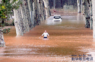 图文:法国西南部发洪水