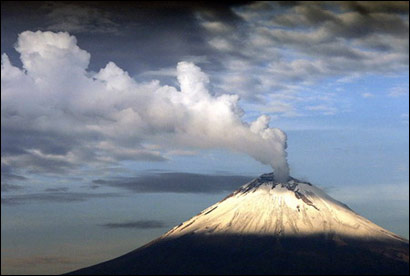 墨西哥普埃布拉城皮喀特火山开始喷射蒸气 (图