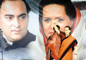 聚会上,她背后的大幅海报是她与亡夫,已故印度总理拉吉夫·甘地的合影