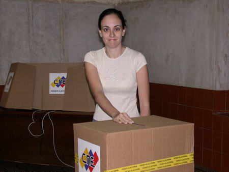 委内瑞拉总统选举开始 查韦斯有望连任