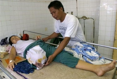 台风吹踏房屋使菲律宾妇女被砸断腿.