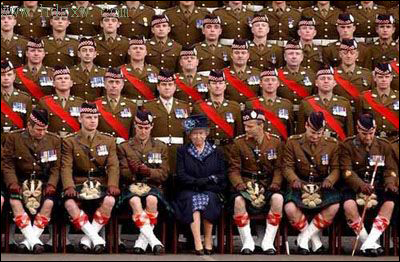 英国苏格兰士兵短裙奇缺 15人轮穿1条裙子(图