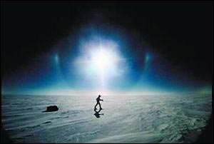 在-35℃的南极冰原上艰难跋涉