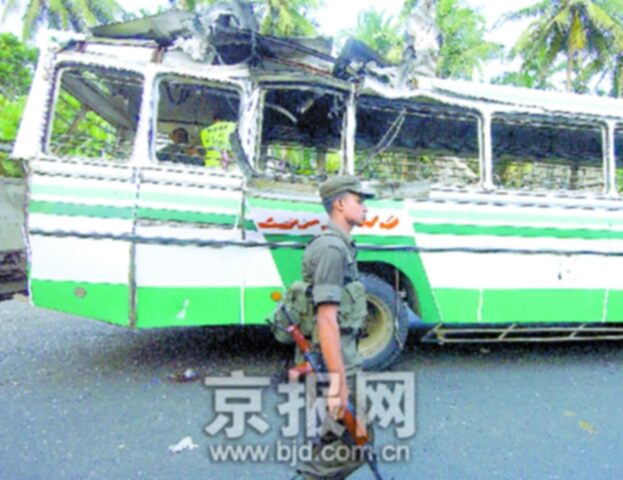 斯里兰卡客车爆炸图片