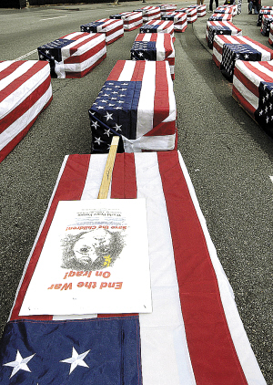 反战人士在美国民主党加利福尼亚州总部外摆放了裹着美国国旗的棺材