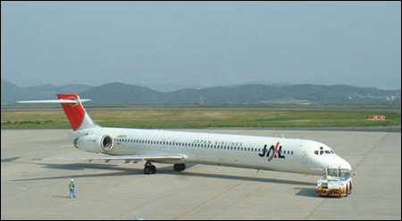 日本航空公司二十五日发表声明称发现九架麦道90(md90)型飞机的管道