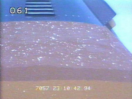 美国航天飞机遭特大冰雹袭击受损(图)