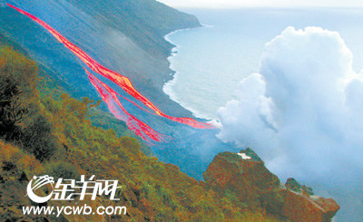 意大利:火山喷出两条火龙 岩浆入海恐引巨浪