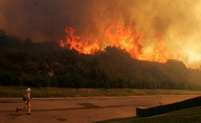 美国加州森林大火造成500户居民撤离(视频)