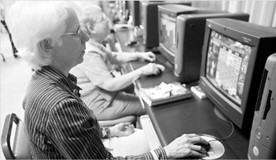美国老年人爱玩电脑游戏