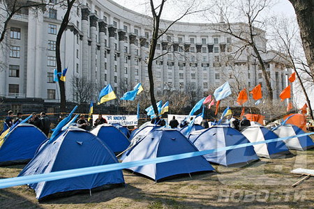 乌克兰总统要求军队不要卷入政治斗争(组图)