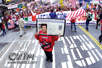 美万余民众抗议移民新政