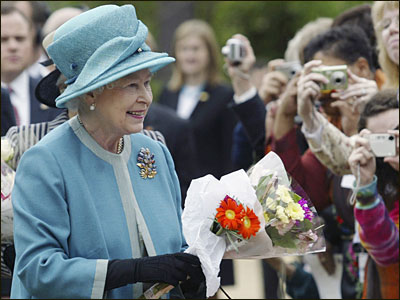 布什恶补礼仪知识隆重欢迎英国女王(组图)