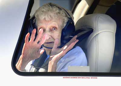 美103岁老人坐飞机过生日