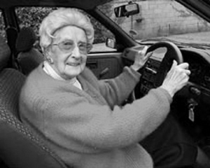 美国有95岁本科生 英国有105岁老司机
