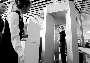 荷兰机场启用人体扫描安检仪