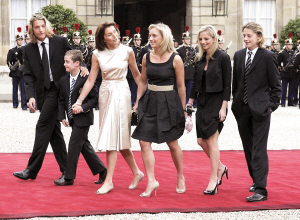 5月16日,在法国首都巴黎,法国新总统萨科齐的妻子塞西莉亚·萨科齐(左