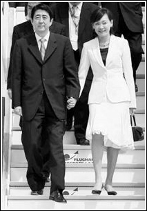 日本首相安倍晋三与他的夫人安倍昭惠的资料照片.