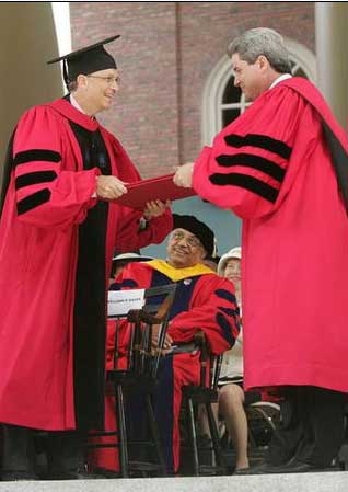 盖茨阔别校园32年后获哈佛法学博士学位